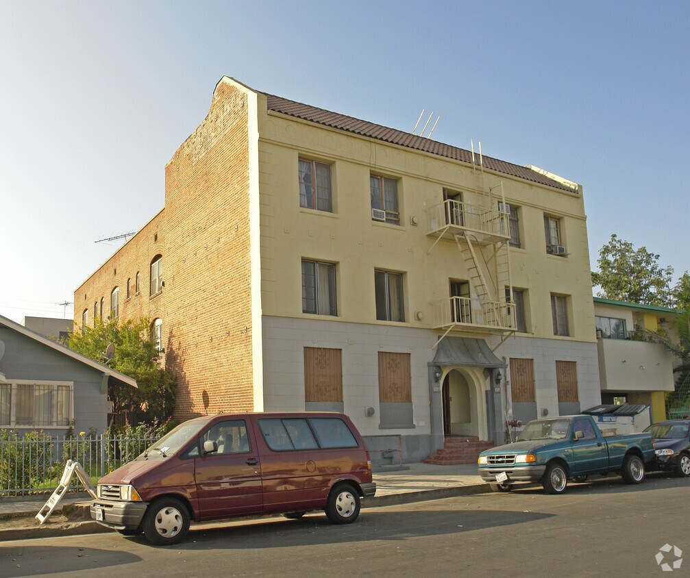 Primary Photo - 1219 N Beachwood Dr