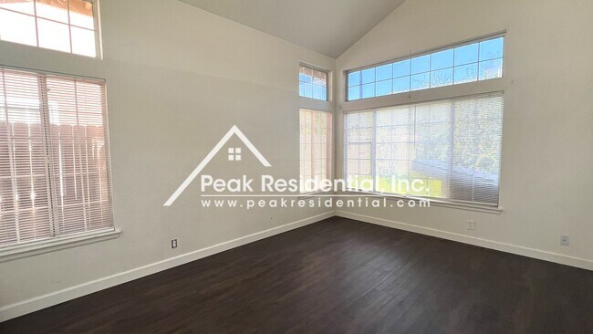 Foto del edificio - Spacious 4bd/3ba Vintage Park Home with 3 ...