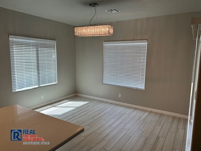 Foto del edificio - 4 Bedroom in near Crimson Cliffs