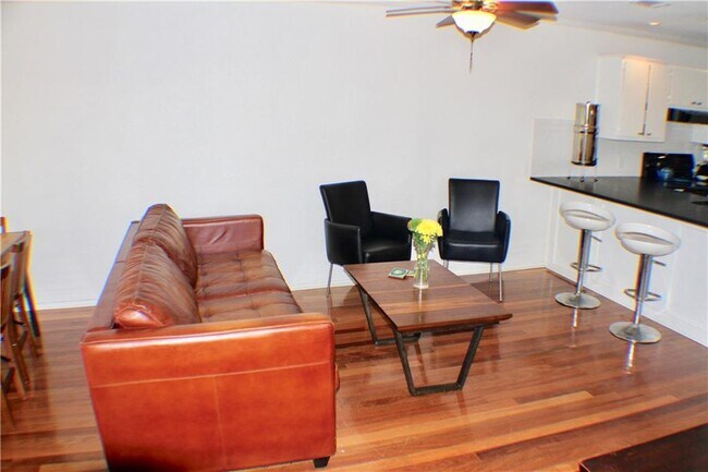 Foto del edificio - 1101 Hollow Creek Dr