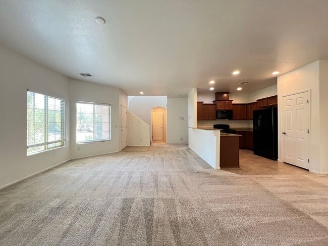 Building Photo - Spacious downstairs great room