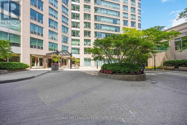 Building Photo - 942-942 Yonge St
