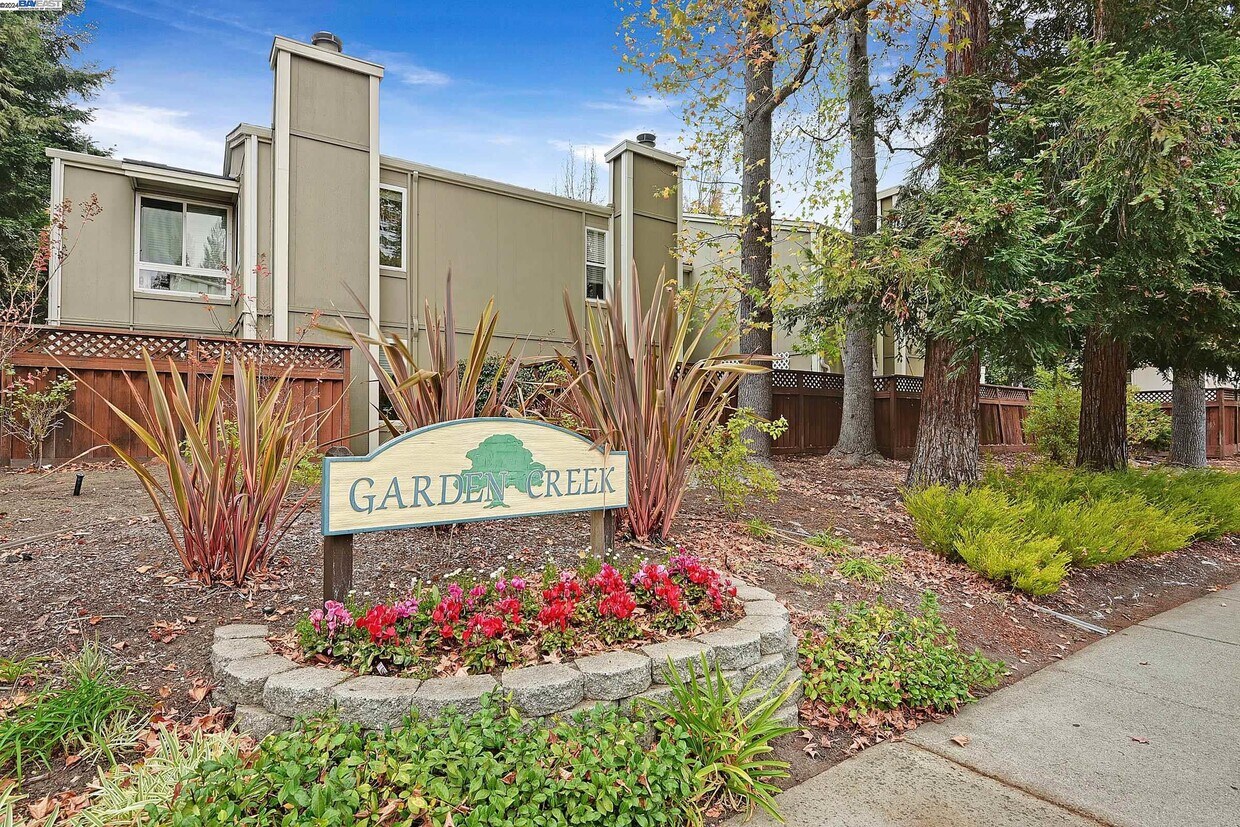 Primary Photo - 425 Garden Creek Pl