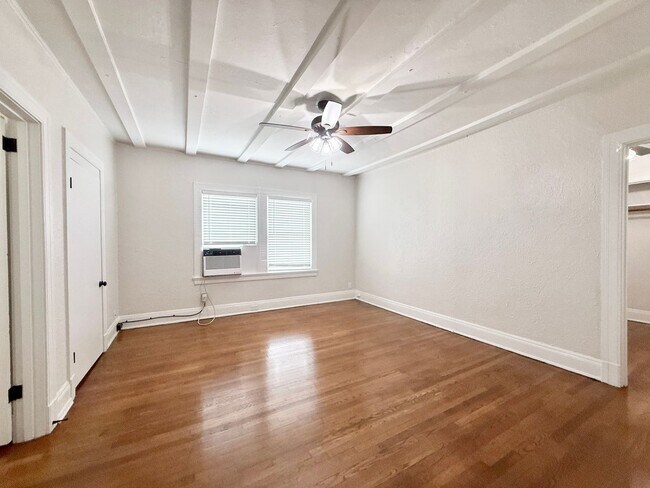 Foto del edificio - Very Unique Upstairs 1/1 w/ Hardwoods in Small 1920's complex - F211