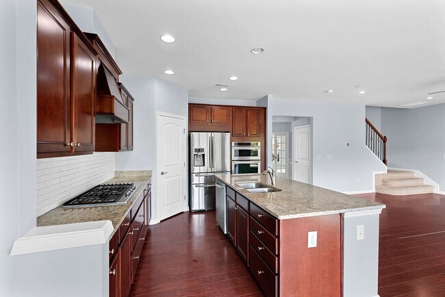 Foto del edificio - **Application Pending**! Gorgeous, Well-Ma...
