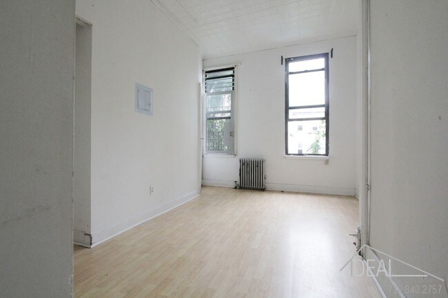 Building Photo - 367 Menahan St
