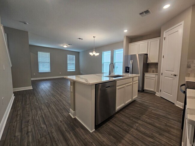 Building Photo - Coming Soon! Beautiful and Spacious 3 bedroom 2 bath Townhome With a Split Floor Plan in Winter G...