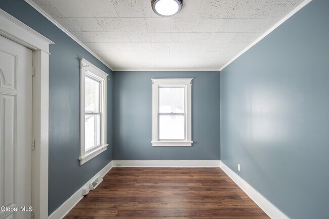 Foto del edificio - 6 Utica Ave