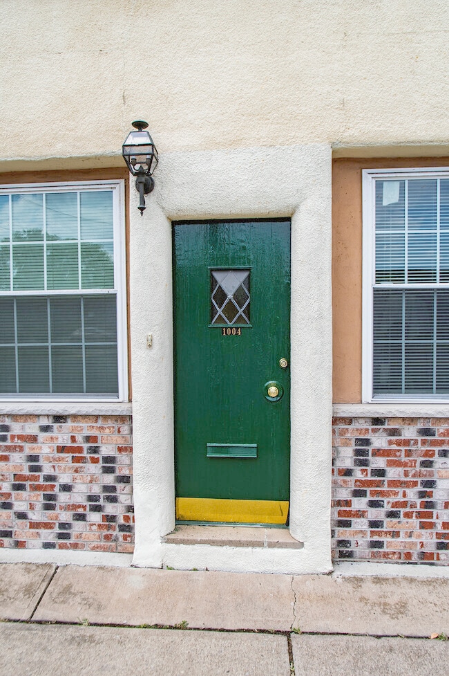 Building Photo - 682 Bennett St