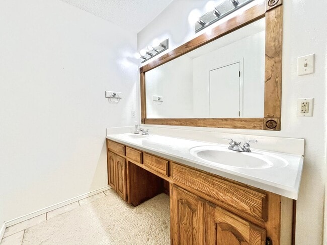 Building Photo - 1328 Kings Row