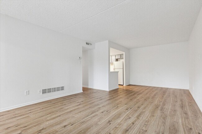 Building Photo - Available Immediately – 2B/1B First-Floor ...