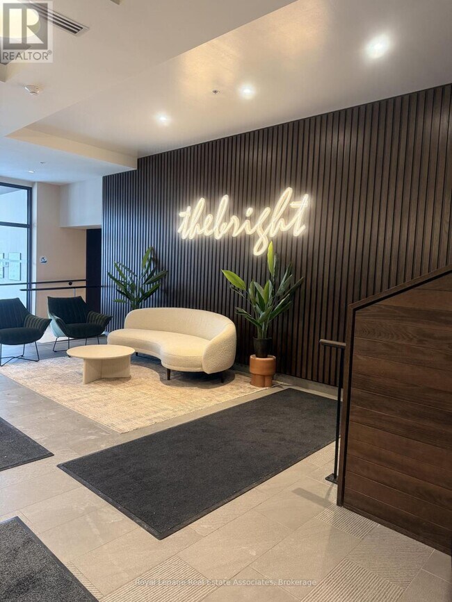 Photo du bâtiment - 741 King St W