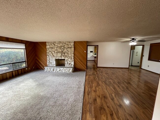 Comedor y sala de estar con vista a la cocina y la gran sala - 11923 Canyon Rd E