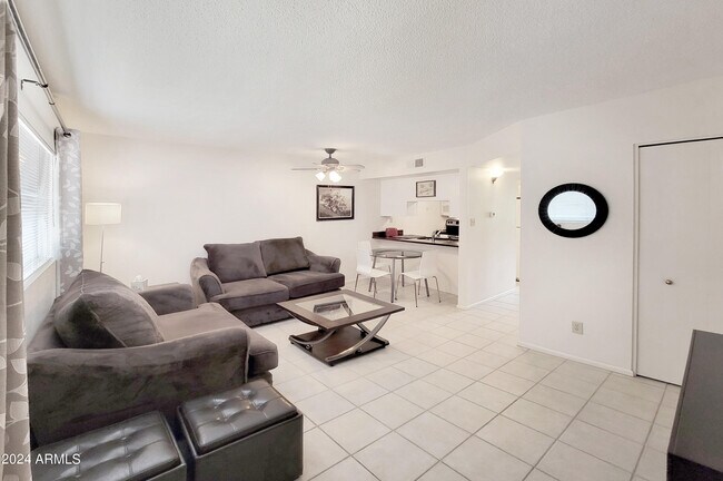 Foto del edificio - 7436 E Chaparral Rd