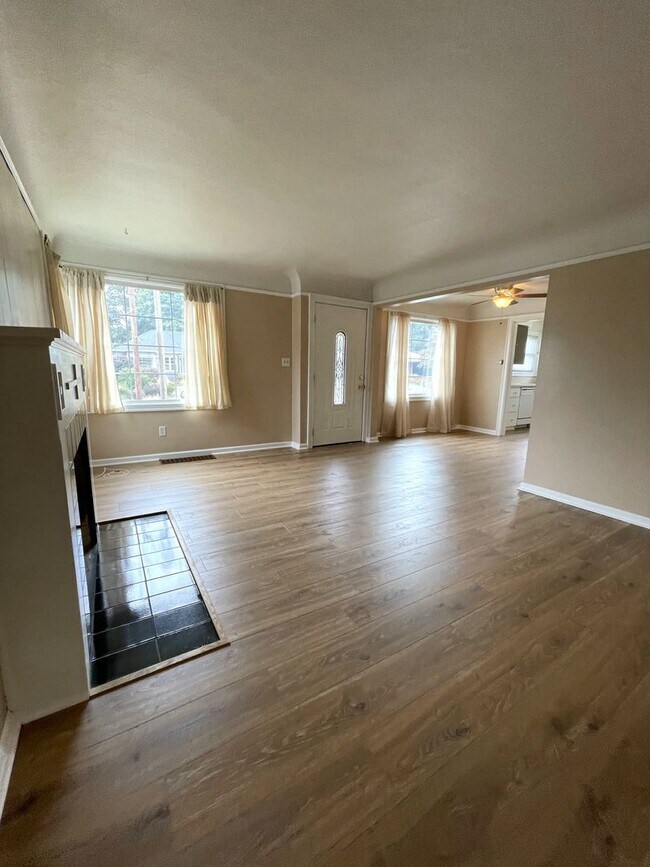 Foto del edificio - Renovated 3 Bed, 2 Bath House with Large Yard