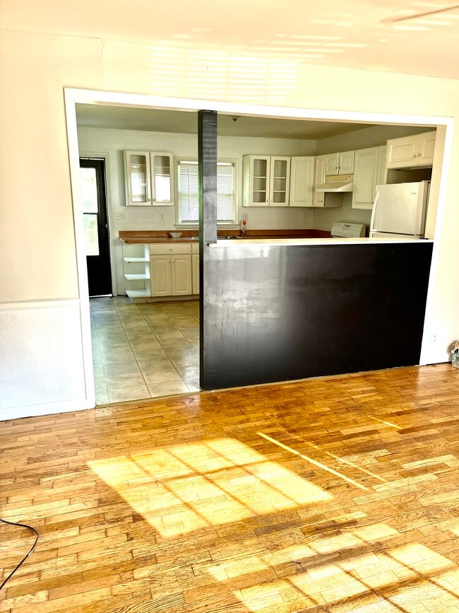 Building Photo - 272 Liverpool Rd