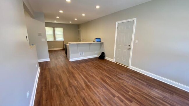 Building Photo - 2 bedroom in CHICAGO IL 60636
