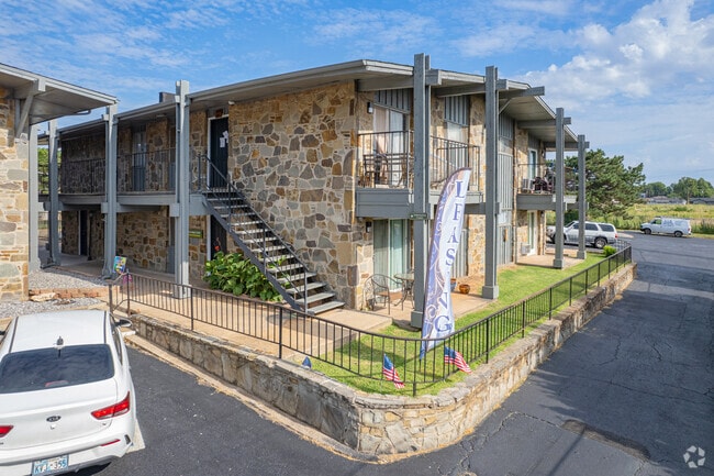 Oak Creek Community - Oak Creek Apartments