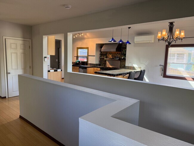 Foto del edificio - Unique, spacious 5-bdrm/3-bath Craftsman w...