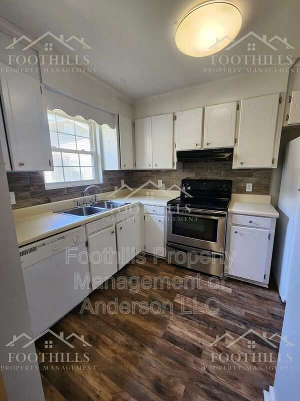 Building Photo - 613 N Pointe Creek