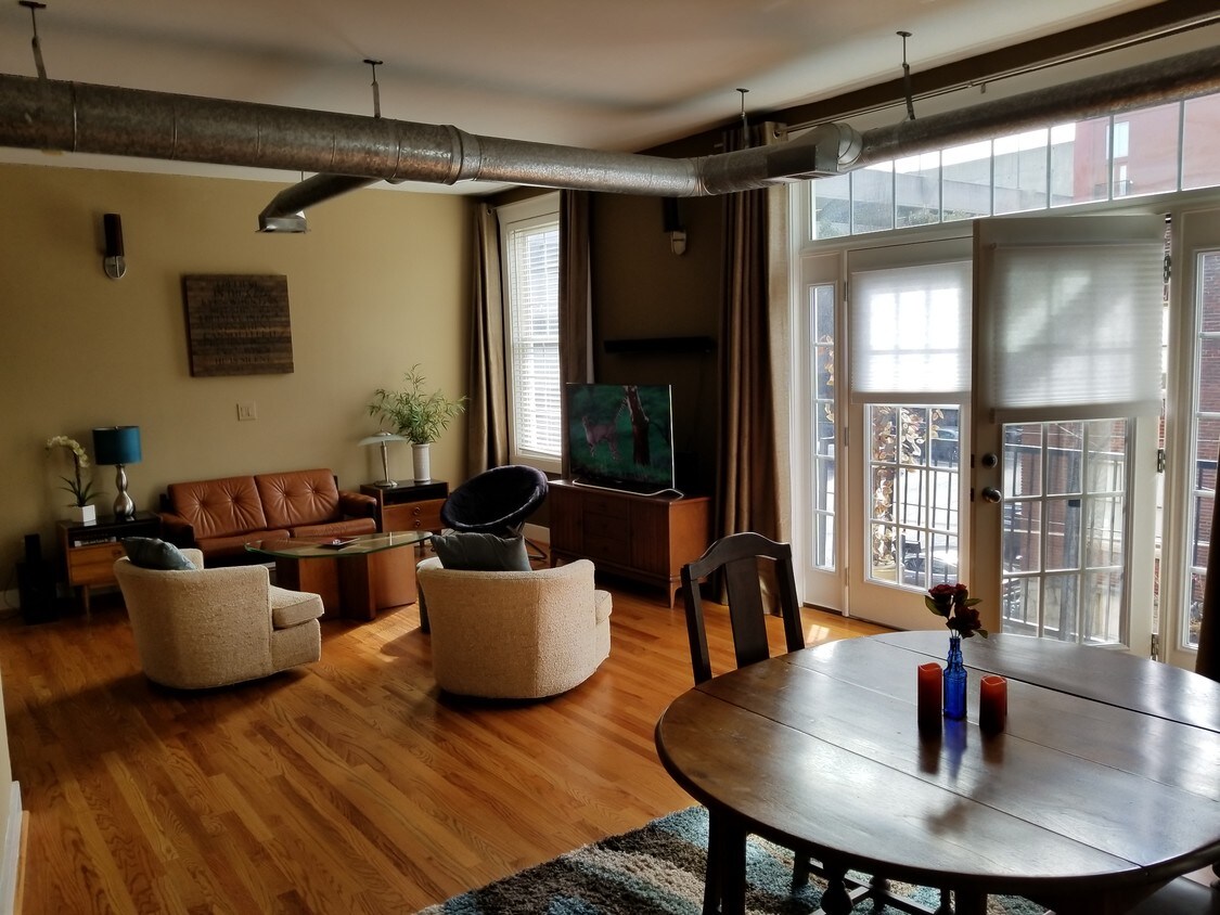 Sunny living area - 1029 Piedmont Ave NE