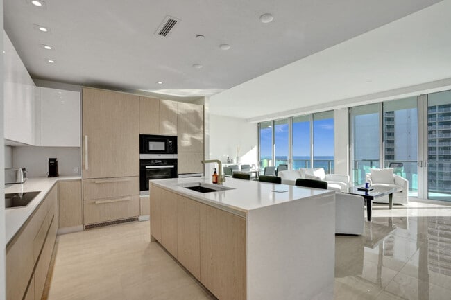 Building Photo - 3100 N Ocean Dr