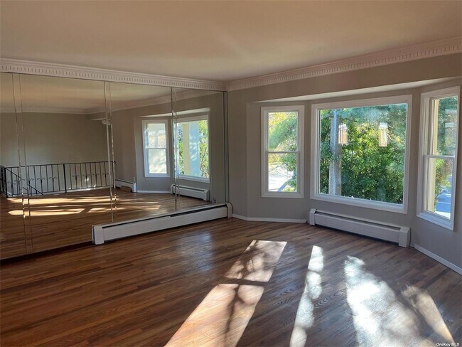 Foto del edificio - 8 Woodmere Blvd