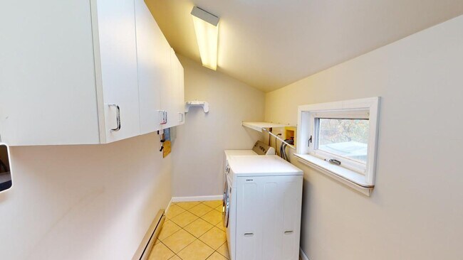 Foto del edificio - 3 BEDROOMS, 1 FULL BATHROOM + 2 CAR Carport Beautiful Single Family house available to show NOW f...