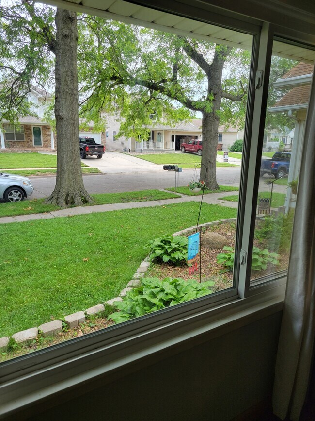 Vista al frente - 5050 Dudley St