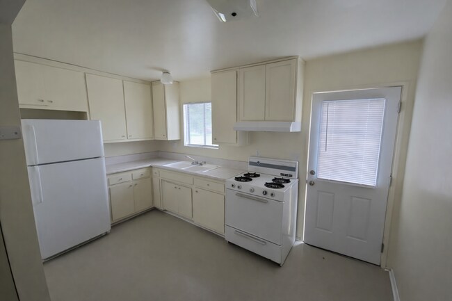 Foto del edificio - 955 W C St