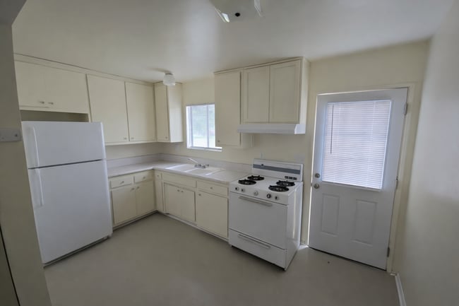 Photo - 955 W C St House