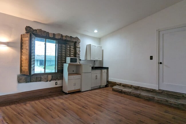 kitchenette with electric oven - 13690 Westward Dr