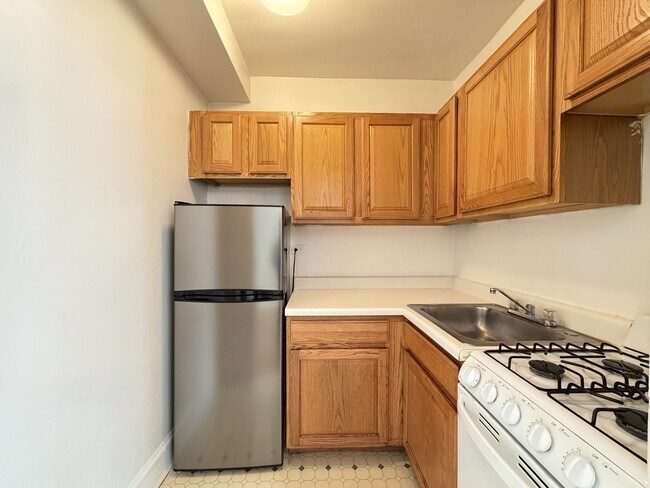Foto del edificio - 653 W Belmont Ave