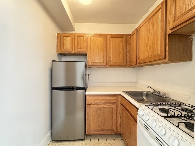Building Photo - 653 W Belmont Ave