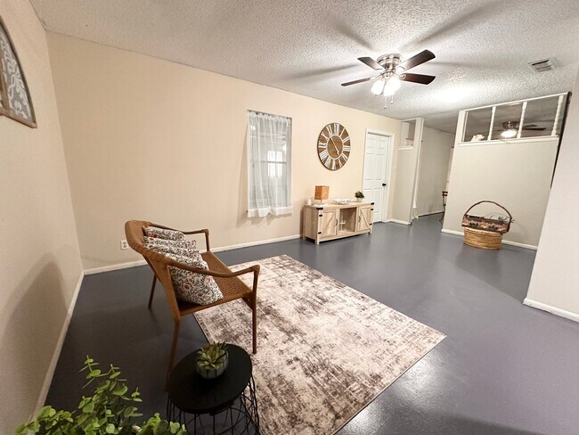 Foto del edificio - 7418 Meadow Cliff St