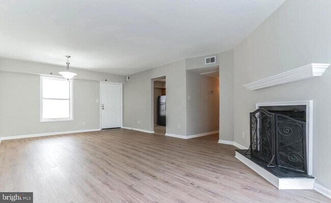 Foto del edificio - 3179 Summit Square Dr