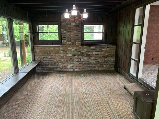 Foto del edificio - 2420 Pine Ln SE
