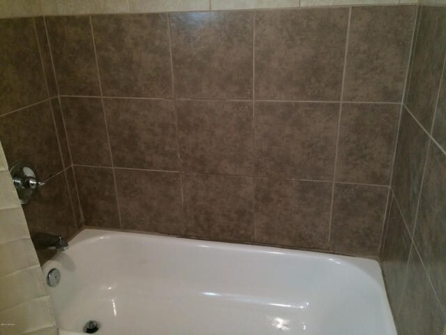 Bañera Sample - 10202 N 9th Ave