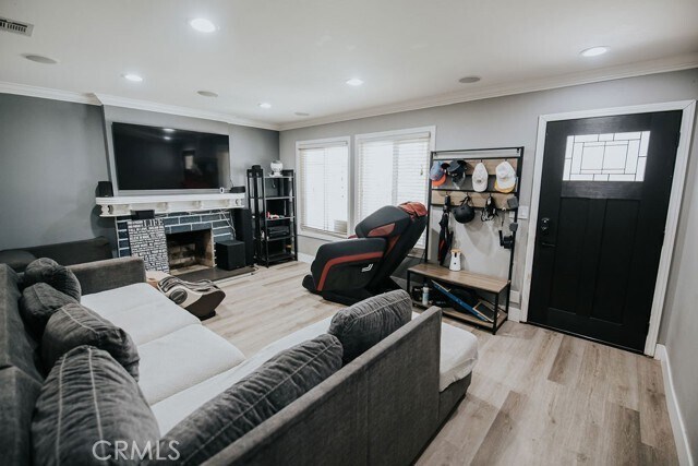 Foto del edificio - 2438 Emerson Dr