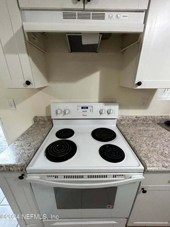 Building Photo - Townhome in Orange Park available (2 bed /...
