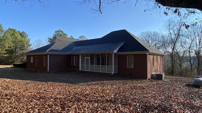 Quiet, peaceful yard with screened-in back patio - 450 County Road 421