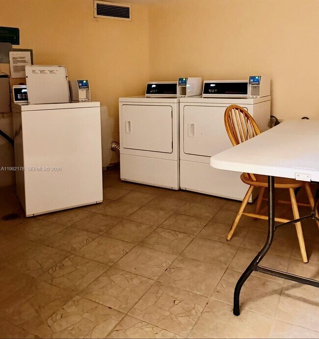 Foto del edificio - 2025 NE 164th St