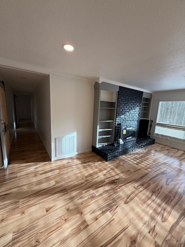 Foto del edificio - 323 Forrest Glen Rd