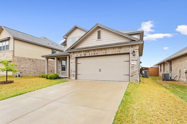 Building Photo - 8914 Hidden Oaks Dr