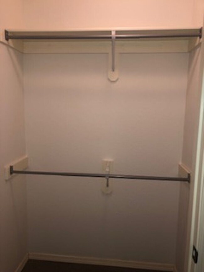 Foto del edificio - Very nice 2 bed 1 bath home, Dining room, Porch and Back Patio and Storage Bldg