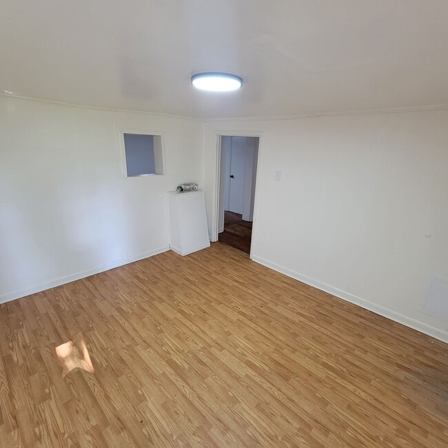 Building Photo - 3/1-Livingston City Limits-Finished Attic ...