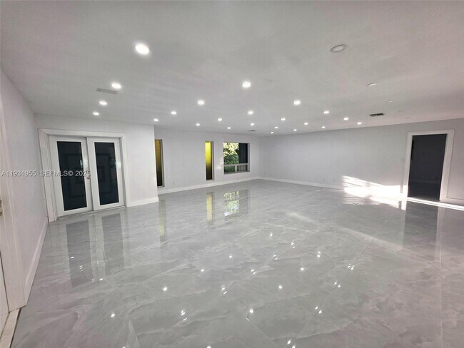 Building Photo - 5095 SW 73rd Ave