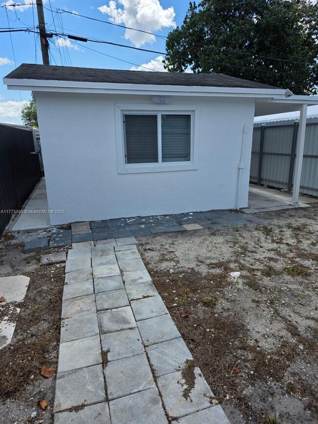 Foto del edificio - 3060 NW 98th St