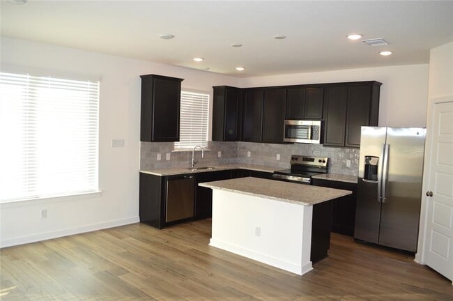 Building Photo - 2007 Filmore Cv