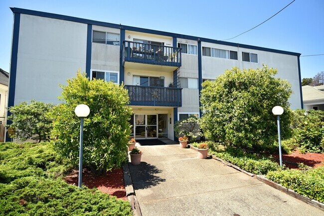 Building Photo - 2126 Lincoln Ave